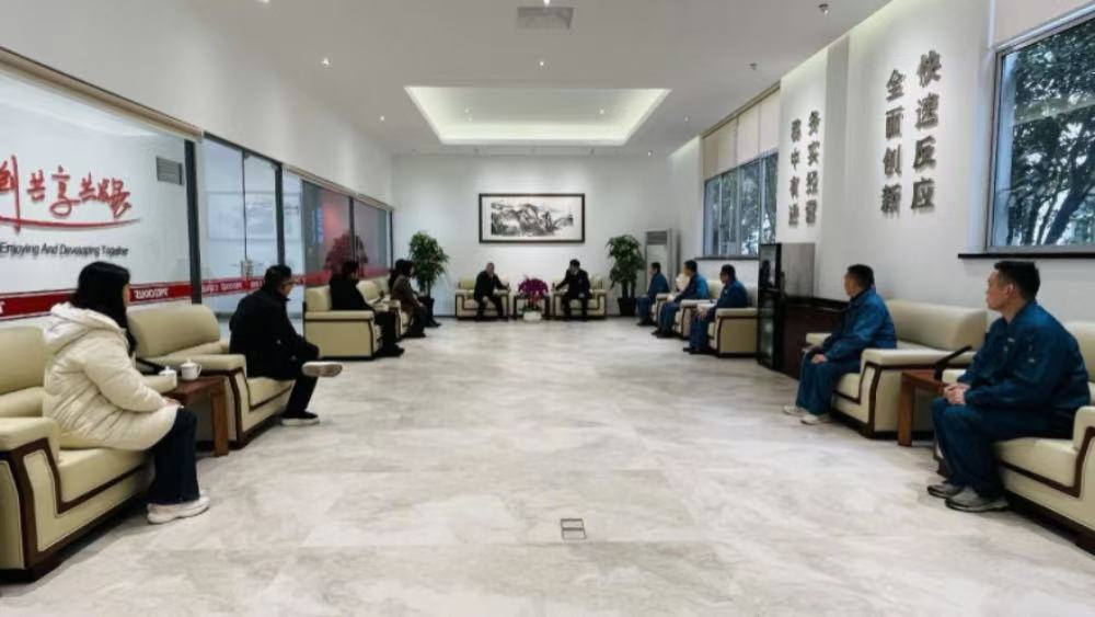 在教室里揉老师的胸动态图