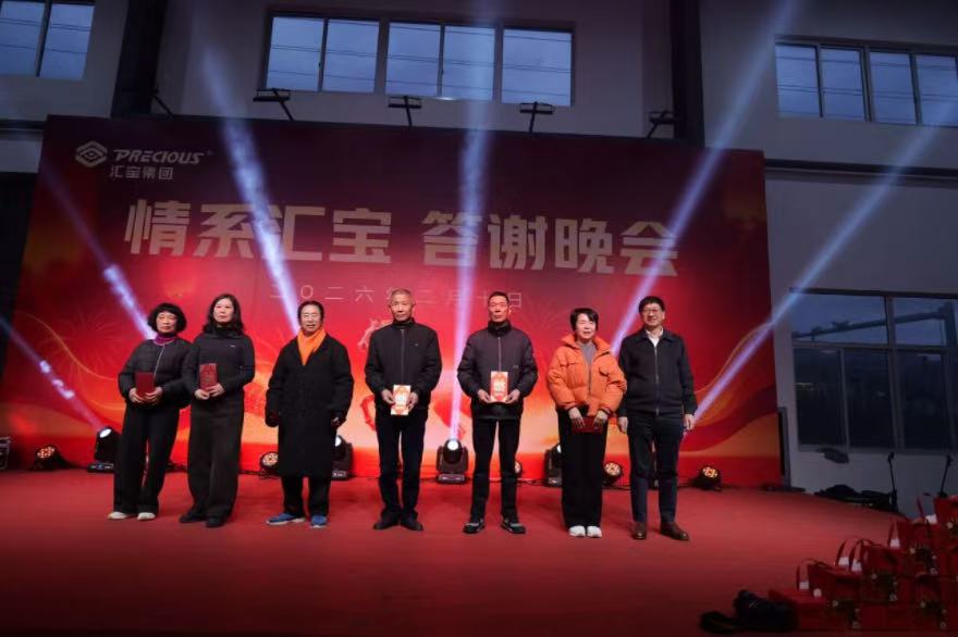 在教室里揉老师的胸动态图