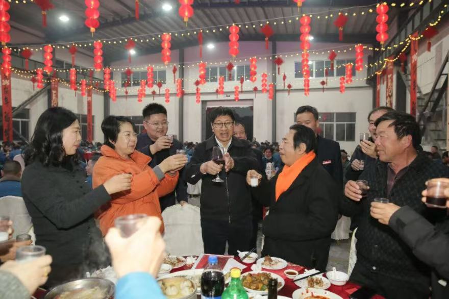 在教室里揉老师的胸动态图