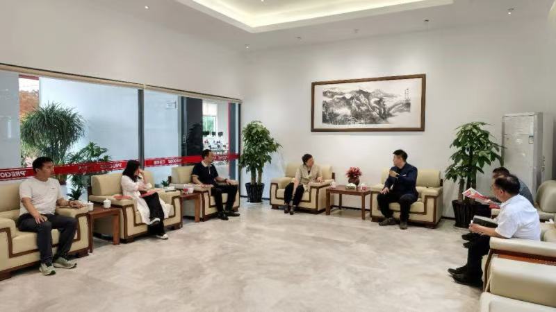 在教室里揉老师的胸动态图